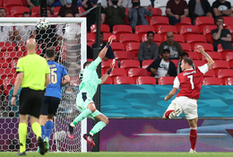 VAR giúp Italia giữ sạch lưới trong thời gian chính thức tại EURO 2021