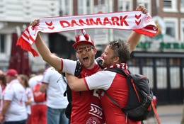 Fan đã phải chịu cực khổ thế nào để được xem đội nhà tại vòng 16 đội?