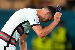 Ronaldo vứt và sút bay băng đội trưởng tuyển Bồ Đào Nha!