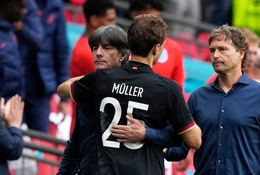 HLV Joachim Loew tha thứ cho Thomas Muller sau pha bỏ lỡ không tưởng