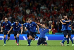 Chảo rán, hát Rap và nụ cười EURO của người Ý