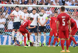 Damsgaard của Đan Mạch lập siêu phẩm đá phạt đầu tiên tại EURO 2021