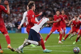 Sterling giải thích về tình huống kiếm phạt đền cho tuyển Anh