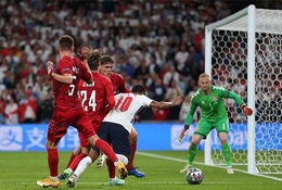 Trọng tài V.League phân tích quả phạt đền của Raheem Sterling