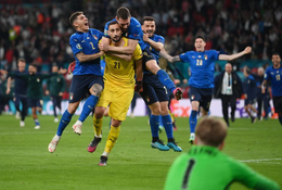 Donnarumma sắm vai người hùng của Italia trong loạt “đấu súng”