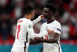 Sancho hay Saka: Cổ động viên Anh tranh cãi dữ đội về suất đá chính