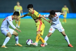 Một cầu thủ mắc COVID-19, “lính đánh thuê” bầu Đức lên thay ở tuyển Việt Nam