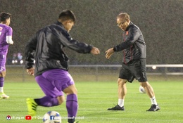 Mưa lớn kéo dài, gió giật mạnh, tuyển Việt Nam vỡ kế hoạch tập luyện ở Nhật