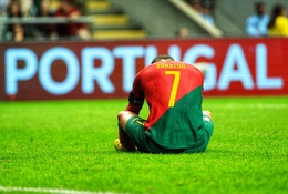 Ronaldo lại ném băng đội trưởng sau khi Bồ Đào Nha bị loại