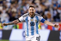 Messi đá phạt tinh quái, lập cú đúp trong 3 phút cho Argentina