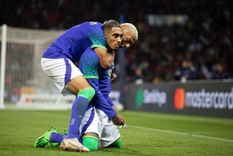 Raphinha tái hiện siêu phẩm của Van Persie khi Brazil thắng 5 sao