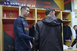 Bruno Fernandes lạnh lùng bắt tay Ronaldo ở đội tuyển Bồ Đào Nha