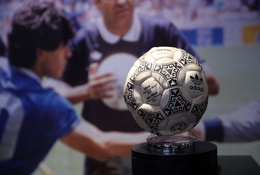 Quả bóng “Bàn tay của Chúa” của Maradona có giá gần 60 tỷ đồng