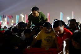 CĐV chen lấn xô đẩy, gây náo loạn tại World Cup để được uống bia