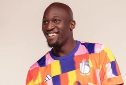 FIFA buộc Bỉ bỏ áo tập do quá màu mè