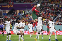 Ronaldo lại gây choáng với pha bật cao đánh đầu không tưởng