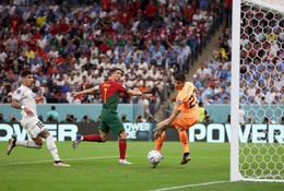 Ronaldo có chạm vào bóng trong tình huống Fernandes ghi bàn?