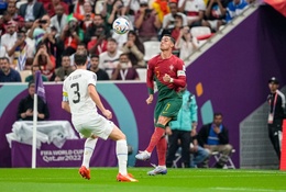 Video: Ronaldo suýt có pha kiến tạo không tưởng bằng vai trước Uruguay