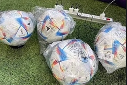 Quả bóng thường phải bơm hơi, bóng World Cup 2022 cần... sạc điện!