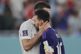 Messi phớt lờ bắt tay Lewandowski và "nói gì bí mật" sau trận?