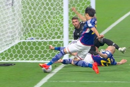 Bàn thắng tranh cãi của Nhật Bản được công nhận do... VAR vẫn thiếu camera?