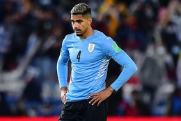 Chủ tịch Barca và HLV Uruguay tranh cãi vì Araujo: Ra sân hay không?