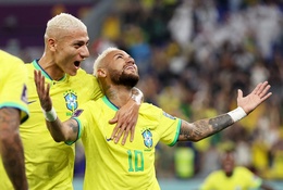 Brazil bùng nổ trong 45 phút để ghi nhiều bàn hơn cả vòng bảng 