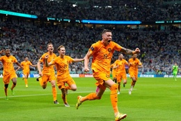 Weghorst tạo nên điều kỳ lạ cho Hà Lan với bàn thắng muộn nhất từng thấy