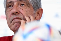 HLV Bồ Đào Nha “giải cứu” Ronaldo: Hãy để anh ấy yên!