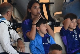 Con trai Messi ngủ gật khi Argentina bước vào loạt luân lưu