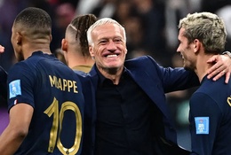 HLV Deschamps lập kỳ tích ở World Cup khi đưa Pháp vào chung kết 