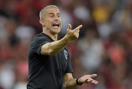 HLV Albania hết lời khen ngợi đội tuyển Ý nhưng không quên dùng đòn tâm lý