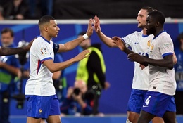 Vừa dập mũi đổ máu Mbappe còn bị chấm điểm thấp hơn... trung vệ và "công nhân gánh nước"