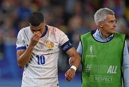 Mbappe phản ứng hài hước khi bị gãy mũi