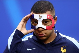 Mbappe không được đeo mặt nạ quốc kỳ Pháp ra sân gặp Hà Lan?