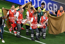 Tiền đạo Hungary vỡ xương má, phẫu thuật khẩn cấp sau va chạm kinh hoàng