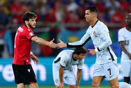 Ronaldo thất bại trước những cậu bé mà anh đã gặp cách đây 11 năm!