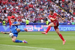 Italia đầu hàng Thuỵ Sĩ sau 45 phút đầu tiên khốn khổ chưa từng thấy