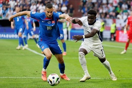 "Cơn mưa gạch đá" dội xuống, tuyển Anh đá 4 trận trong khốn khổ