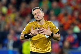 Trọng tài trận bán kết Tây Ban Nha vs Pháp từng là tâm điểm của tranh cãi