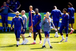 Tuyển Hà Lan bỏ họp báo, nhờ cảnh sát hộ tống và đi máy bay khẩn cấp tới gặp ĐT Anh