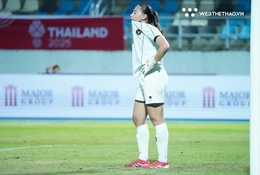 Thủ môn nhập tịch Indonesia ôm đầu, cắn áo khi thua thảm 0-8 trước Thái Lan