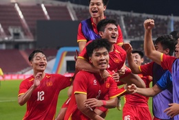 HLV Kim Sang-sik đi vào lịch sử với hai lần vô địch trên đất Thái Lan