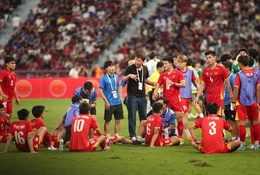 HLV Kim Sang Sik toàn thắng khi vào chung kết trên những “chảo lửa” khét tiếng