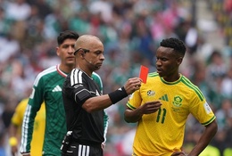 Trận Mexico - Nam Phi lập kỷ lục chưa từng có về thẻ đỏ trong lịch sử World Cup