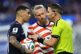 Đội trưởng Mỹ Tim Ream đi vào lịch sử World Cup khi VAR "hủy thẻ vàng"