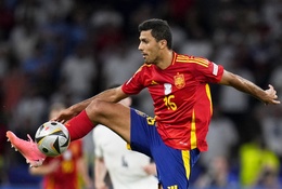 Tây Ban Nha lần đầu tiên có đội trưởng "nước ngoài" ở World Cup