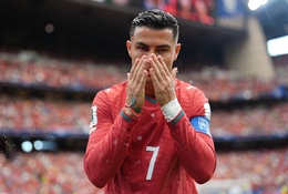 HLV Martinez nói gì về việc Ronaldo nhanh chóng tiến vào phòng thay đồ sau trận?