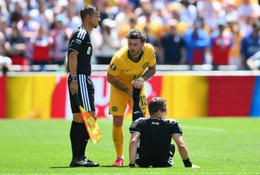 Trọng tài nổi tiếng châu Âu phải nhờ cầu thủ hỗ trợ vì chuột rút tại World Cup