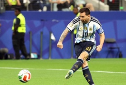 VIDEO Khoảnh khắc Messi... sút trượt penalty và đi vào lịch sử